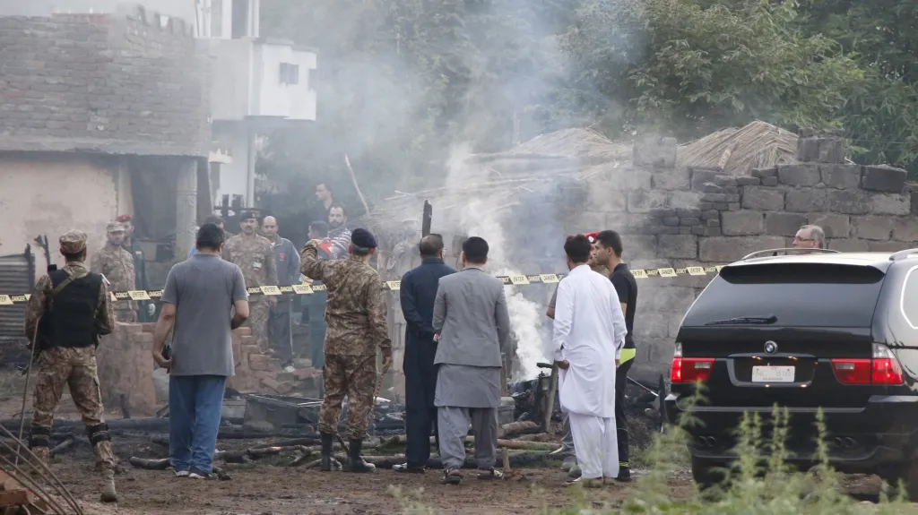 Místo, kde se zřítil vojenský letoun, pákistánská armáda uzavřela