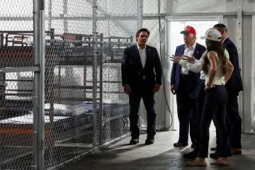 Trump si prohlédl zařízení pro migranty v národním parku, kde žijí aligátoři