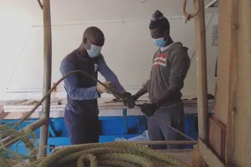 Počet běženců připlouvajících na Lampedusu roste, někteří na ostrov přišli legálně