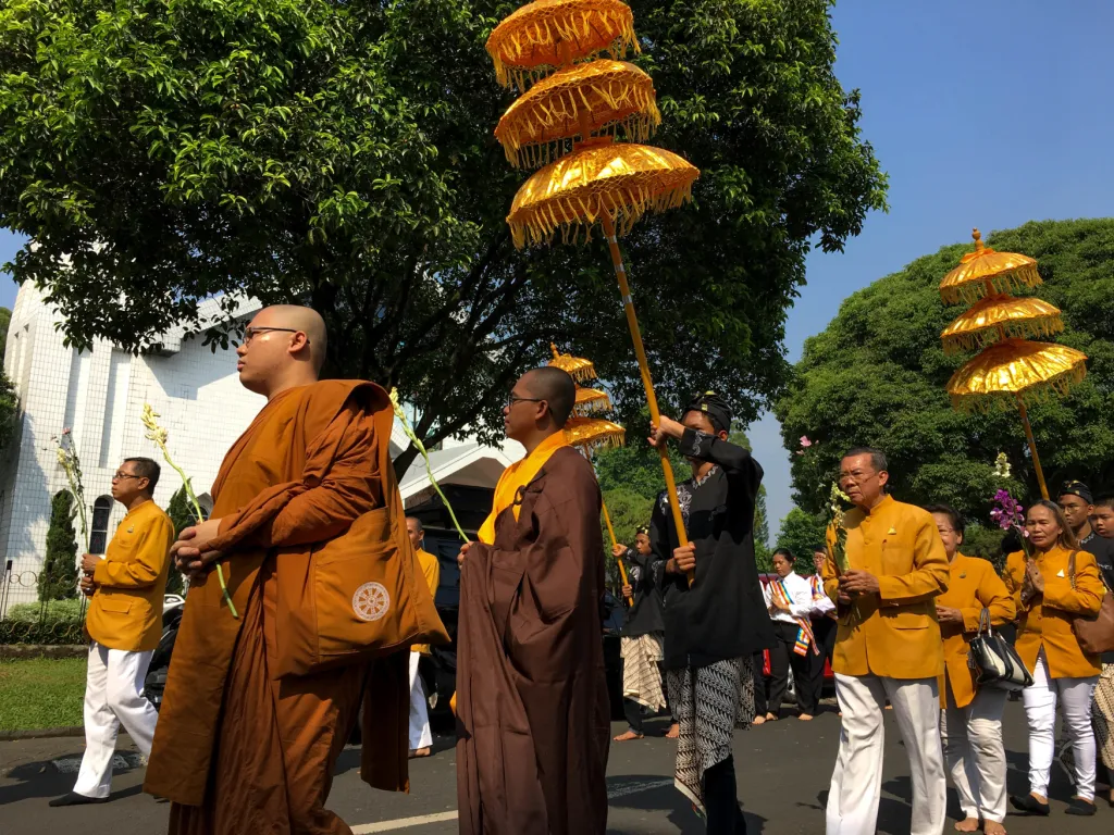 Buddhističtí mniši procházejí místem Vihara v indonéské Jakartě