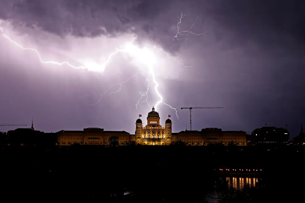 Blesky nad Federálním palácem Švýcarska (Bundeshaus) v Bernu.