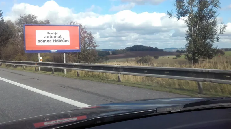 U D1 se objevily další billboardy, odkazující třeba na "prodejní automat pomoc řidičům"