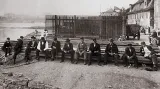 Odpočívající Podskaláci na kládách kolem r. 1905