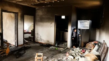 Palestinské dítě stojí ve zničeném pokoji po útoku izraelských osadníků poblíž Dúmy v Nábulusu na Západním břehu Jordánu. Foceno 14. března 2025