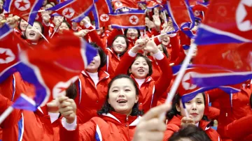 Severokorejské roztleskávačky při závodu v rychlobruslení na krátké dráze v ledové aréně Kangnung na olympiádě v Pchjongčchangu. Všechny mají okolo 20 let věku, musí být minimálně 163 cm vysoké a pocházet z vybraných rodin.