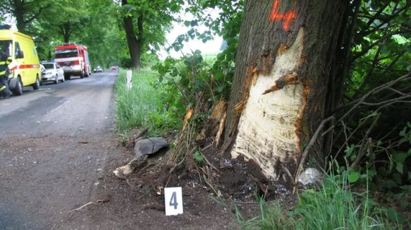 Náraz do stromu s opilým řidičem za volantem nepřežila čtyřletá dívka