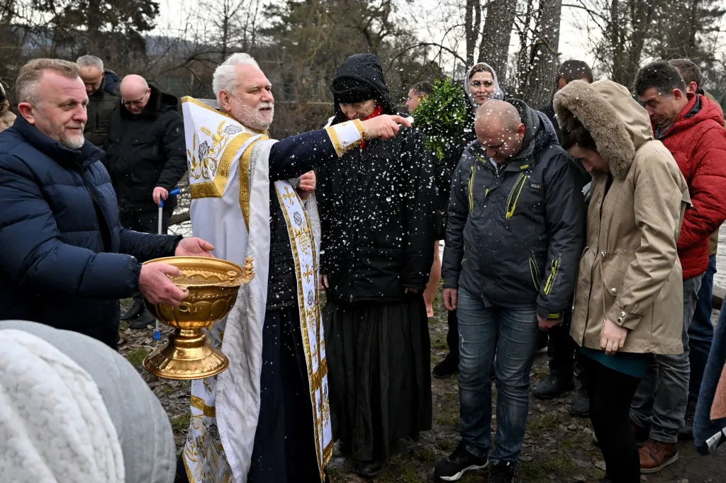 Pravoslavní věřící si v chladné vodě Svratky připomněli křest Krista v Jordánu