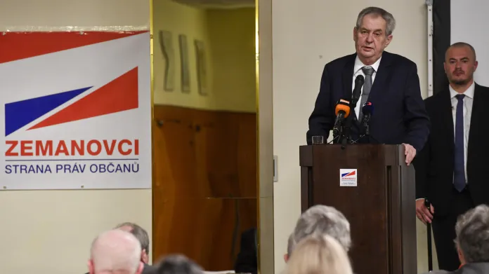 Miloš Zeman u řečnického pultu na schůzi SPOZ