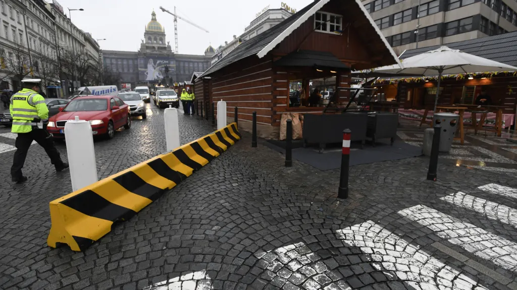Bezpečnostní zátarasy na Václavském náměstí