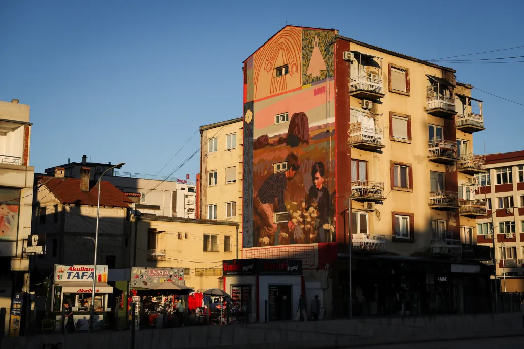 Další ročník Mural Festu Kosovo oživuje kosovské město Uroševac i připomíná těžké časy