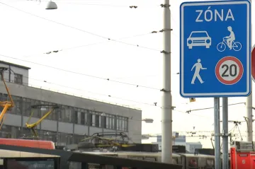 Stejná pravidla pro pěší, cyklisty i řidiče. V Brně platí první sdílená zóna v Česku