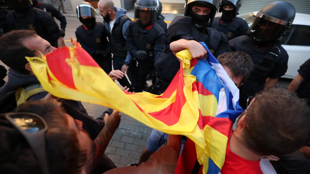 Protesty proti policejním raziím v budovách katalánské vlády