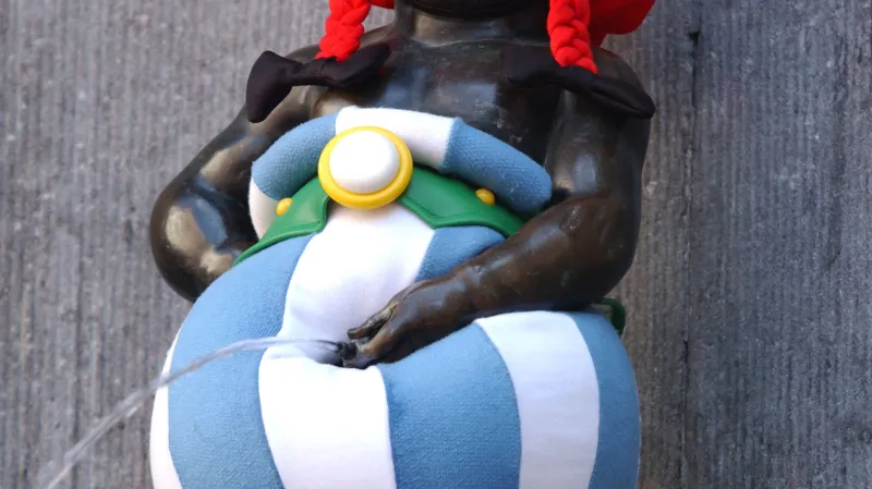 Manneken Pis v kostýmu Obelixe