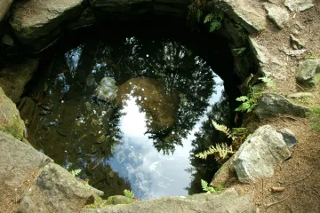 Teplé počasí vysušilo přítok k Pramenům Vltavy u Kvildy