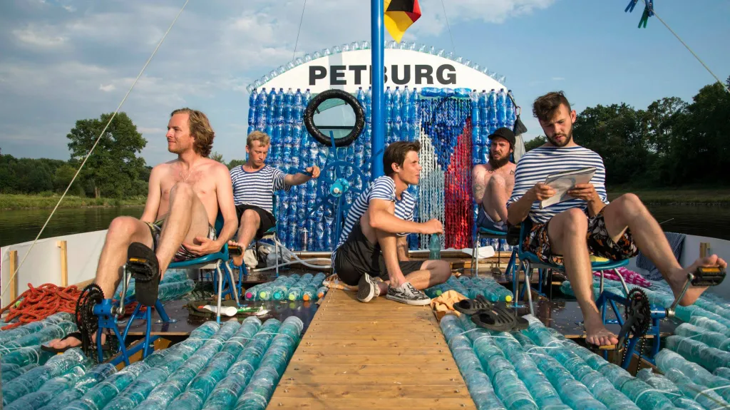 Z Nymburku do Hamburku na lodi z PET lahví