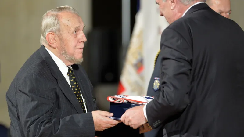 Řád Tomáše Garrigua Masaryka prezident propůjčil filosofovi Erazimu Kohákovi