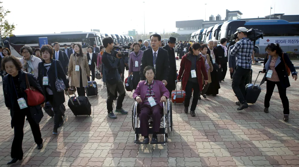 Jihokorejští účastníci míří na setkání rodin rozdělených válkou
