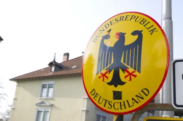 Německo zavede hraniční kontroly, Británie pošle lidi starší 70 let na měsíce do izolace