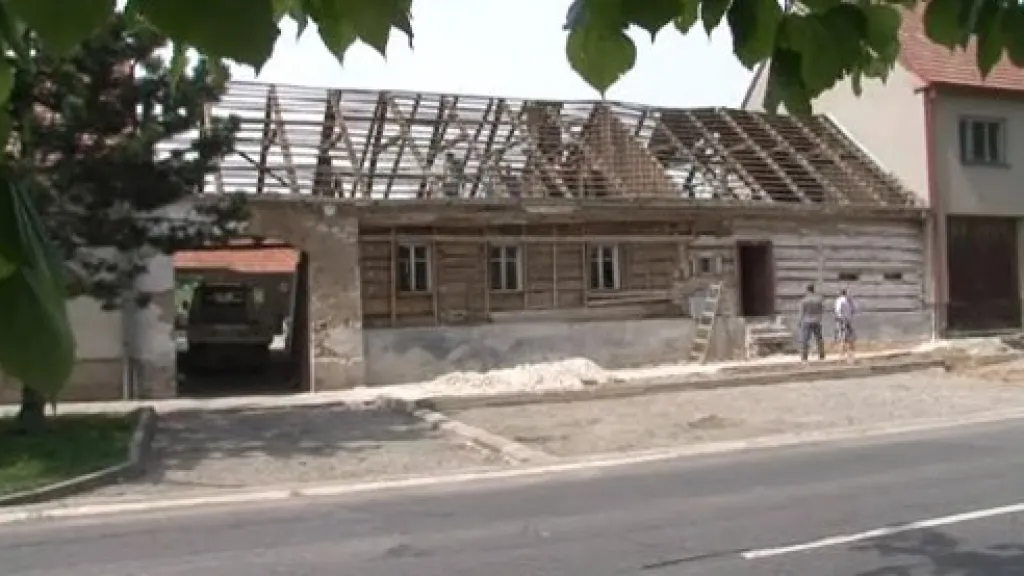 V Knínicích u Boskovic začal přesun roubenky z konce 17. století