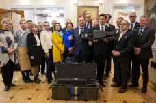Velvyslanci zemí EU v Praze darovali ukrajinské ambasádě zbraň proti dronům