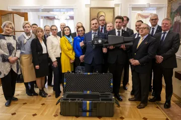 Velvyslanci zemí EU v Praze darovali ukrajinské ambasádě zbraň proti dronům