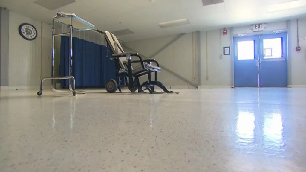 Křeslo na krmení vězňů