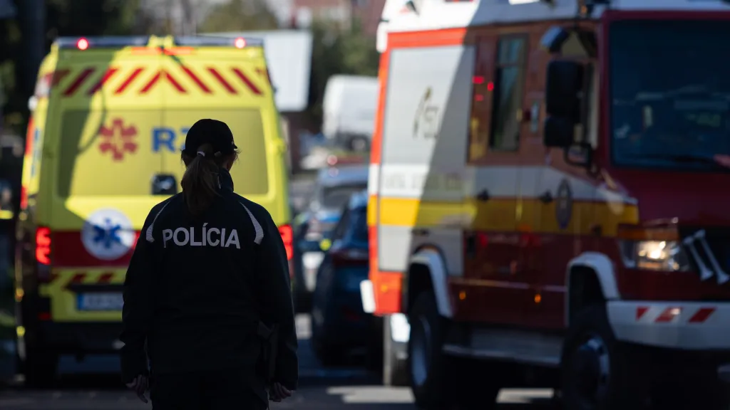Záchranné složky u základní školy v obci Staškov