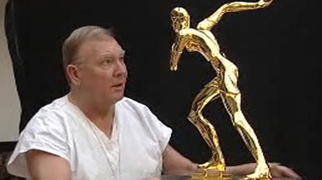 Josef Nálepa se sochou Martiny Sáblíkové