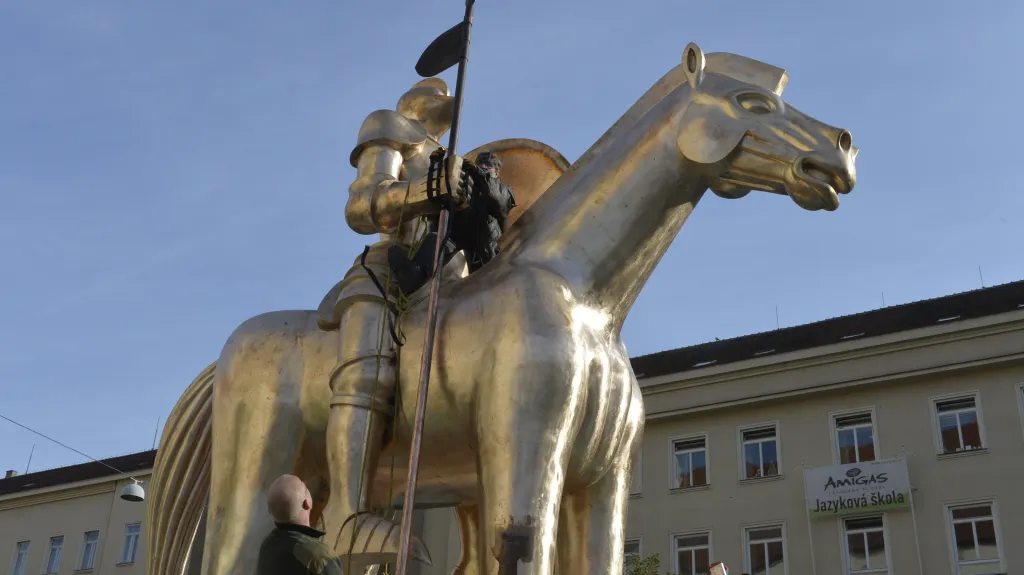 Sestavení sochy markraběte Jošta