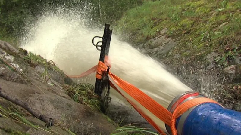 Odčerpávání vody z rybníka - snímek ze srpna 2014