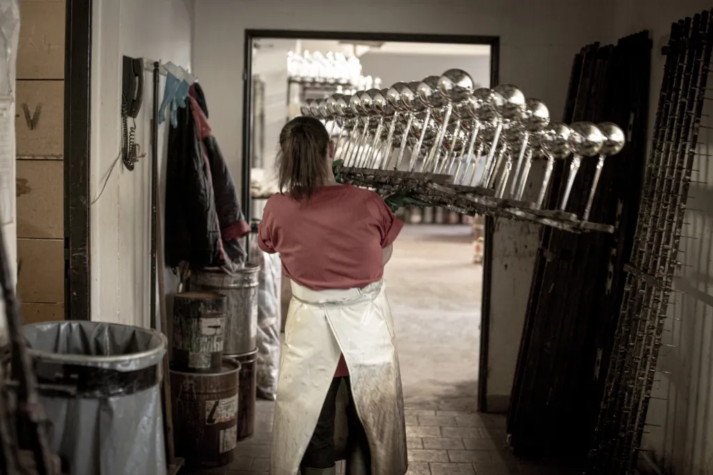 Ozdoby se po opláchnutí položí na prkna, které později slouží jako transportní zařízení
