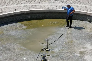Jih Evropy se potí. V Chorvatsku skoro neosvěží ani koupel v moři
