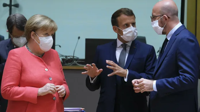 Angela Merkelová, Emmanuel Macron a Charles Michel na summitu EU