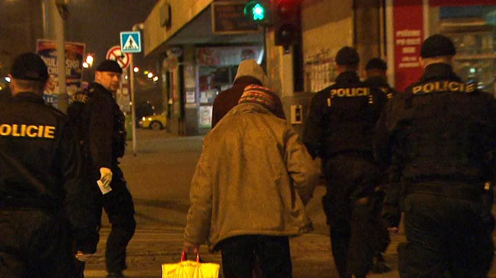 Bezdomovec s policisty