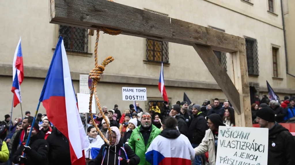 Protest proti pandemickému zákonu před Poslaneckou sněmovnou