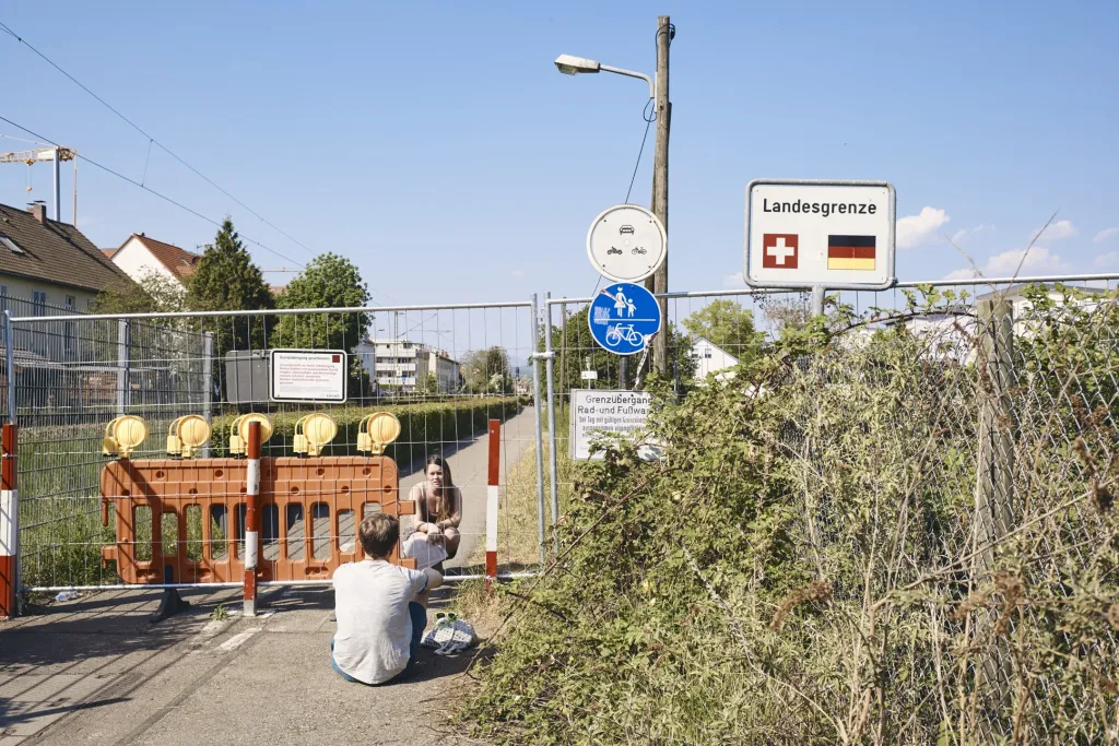 Nominace v sekci v Hlavní zprávy: Roland Schmid se sérií snímků Cross-Border Love