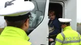 Policie kontroluje řidiče kamionů z autobusu