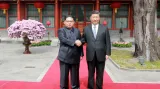 Kim Čong-un se Si Ťin-pchingem na fotografii zveřejněné severokorejskou agenturou KCNA