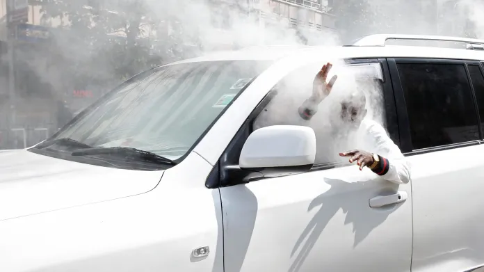 Opoziční politik keňské Národní super aliance ve svém autě po zásahu slzným granátem ze strany policie během protestů v ulicích Nairobi