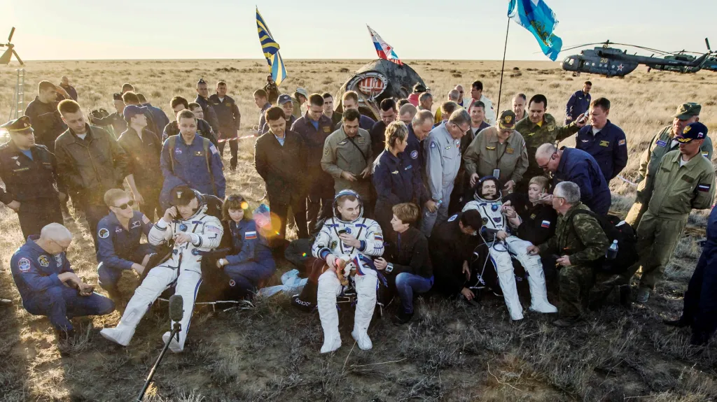 Jeffrey Williams, Alexej Ovčinin, Oleg Skripočka po přistání návratového modulu lodi Sojuz TMA-20M