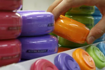 Francie úplně zakázala věčné chemikálie v kosmetice i dalších výrobcích