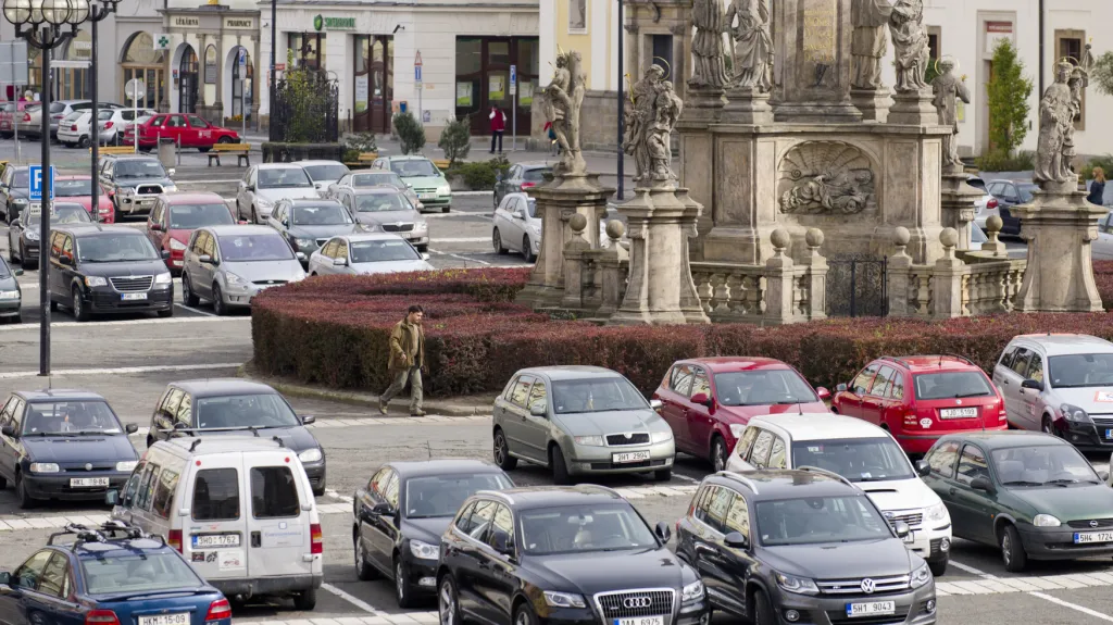 Na Velkém náměstí v Hradci Králové je zatím velké parkoviště