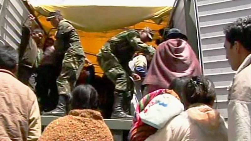 Bolivijci jezdí do práce vojenskými náklaďáky