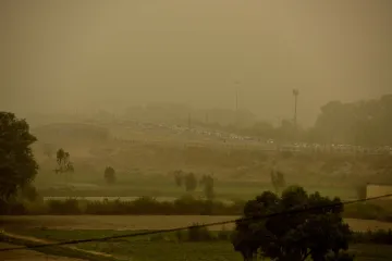 Vzduch žlutý jako síra a horký jako pec. V indické metropoli Dillí se podle jejích obyvatel už nedá žít