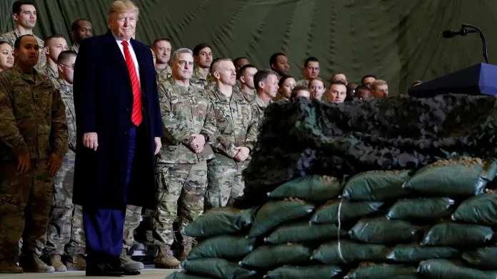 Donald Trump během návštěvy amerických vojáků v Afghánistánu v listopadu 2019
