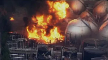 Požár rafinerie ve městě Ičihara