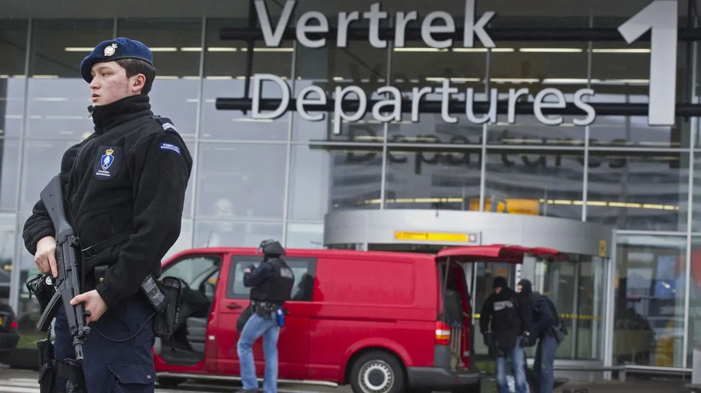 Bombový poplach v Schipholu