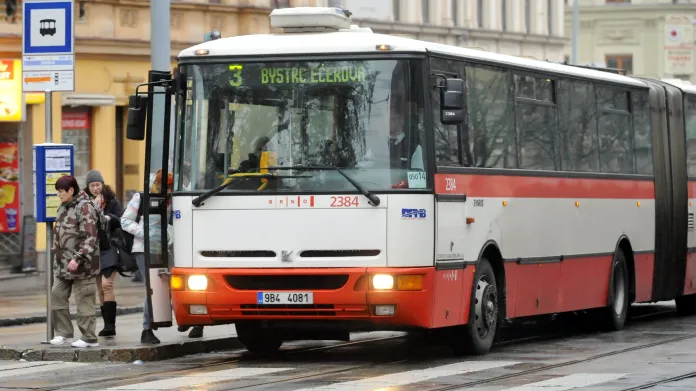 Tramvaje kvůli ledovce na některých linkách nahradily autobusy