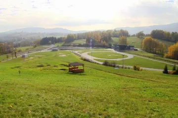 Se sněhem to ve Vesci nevyšlo. Areál proto oživí fotbalgolfové hřiště nebo trampolína
