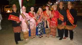 Ivana Šmelová (uprostřed) procestovala Indonésii